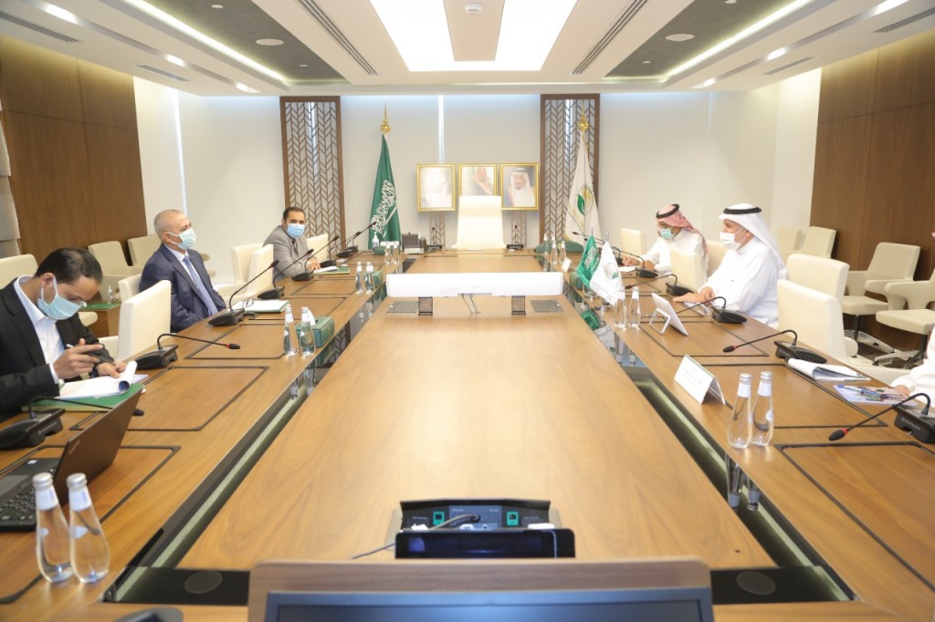 وزير المياه والبيئة خلال اللقاء