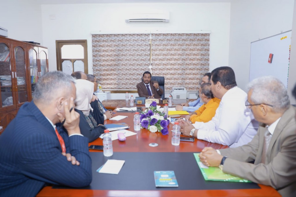 وزير التربية والتعليم خلال الاجتماع