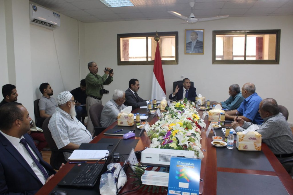 وزير الصناعة والتجارة خلال اللقاء