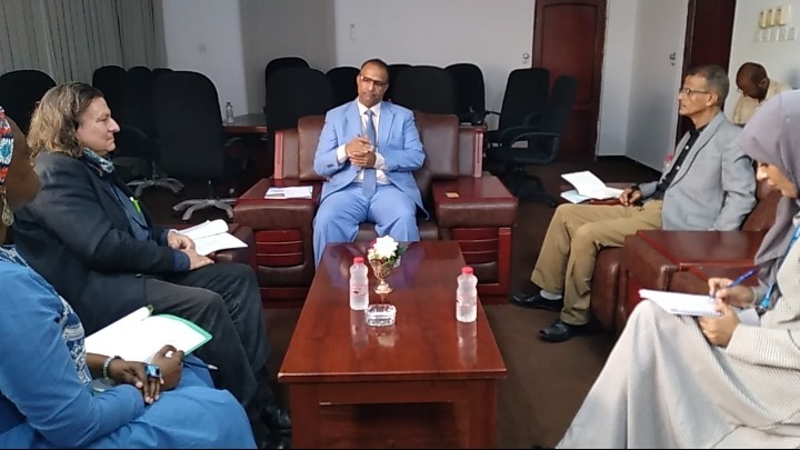 وزير الشؤون الإجتماعية والعمل