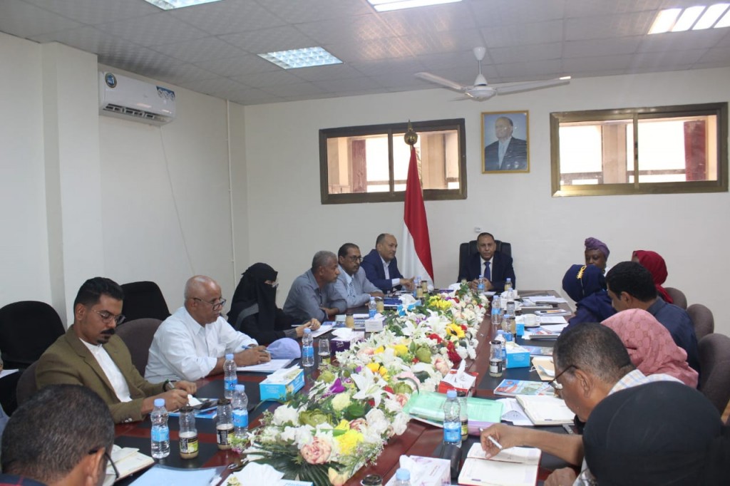 وزير الصناعة والتجارة خلال الاجتماع