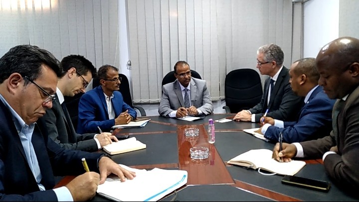 وزير الشؤون الإجتماعية والعمل خلال اللقاء