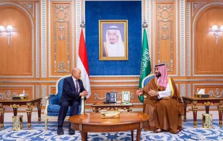 رئيس مجلس القيادة الرئاسي خلال لقائه ولي العهد السعودي