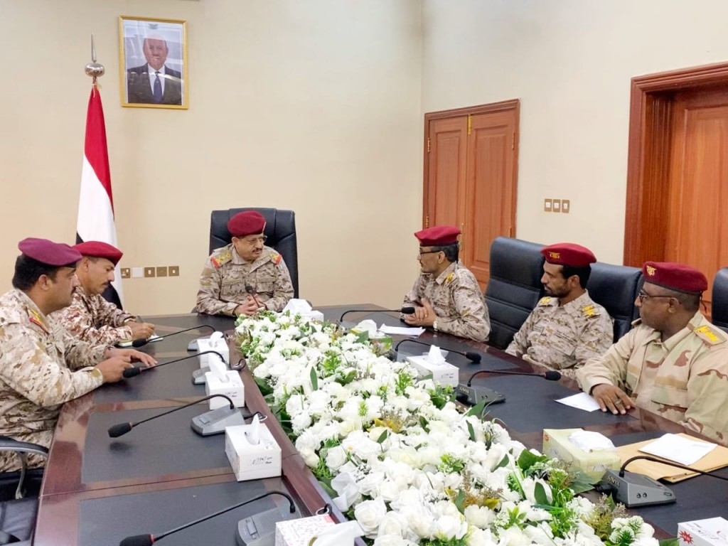 وزير الدفاع خلال اللقاء