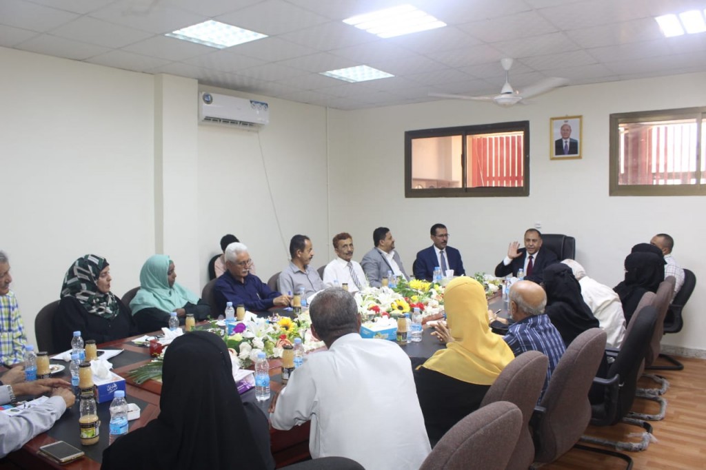 وزير الصناعة والتجارة خلال الاجتماع