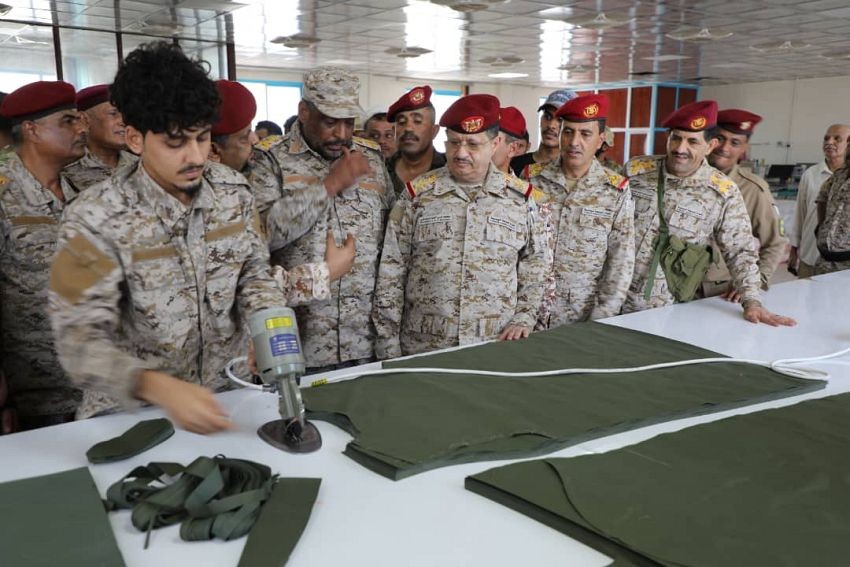 وزير الدفاع يتفقد سير العمل في دائرة الإمداد والقاعدة الإدارية العسكرية بعدن