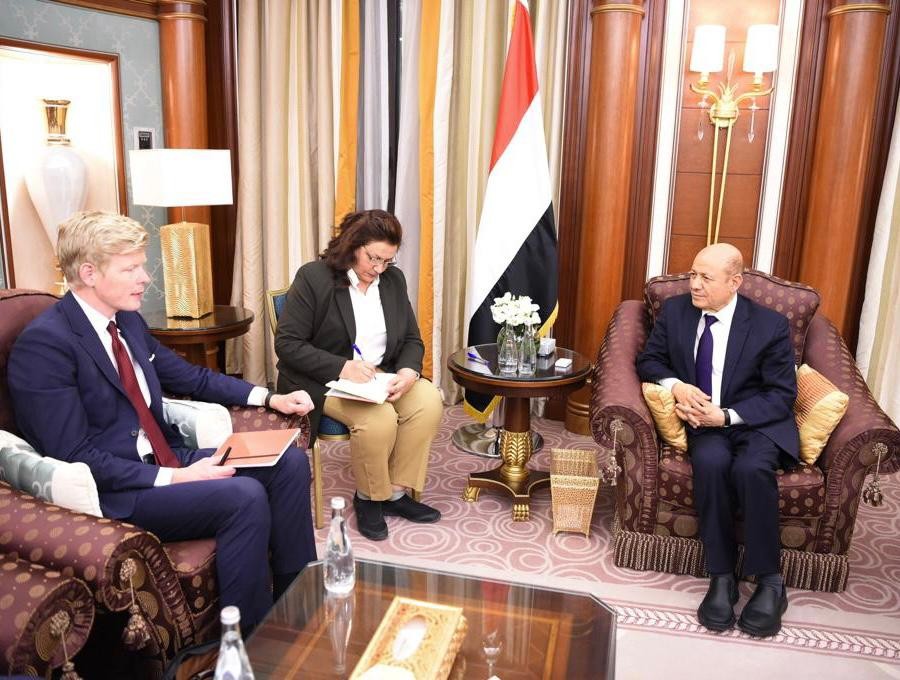 رئيس مجلس القيادة الرئاسي يؤكد للمبعوث الأممي أولوية فتح معابر تعز قبل الخوض في أي ملفات أخرى