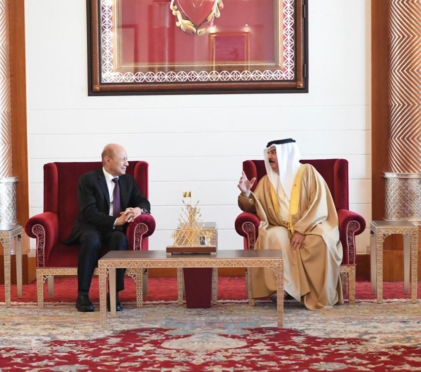 رئيس مجلس القيادة يبحث مع ملك البحرين العلاقات الثنائية وسبل مواجهة التحديات المشتركة
