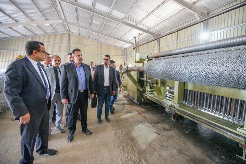 رئيس الوزراء خلال تفقده عددا من المصانع والمؤسسات والهيئات الزراعية والسمكية في عدن