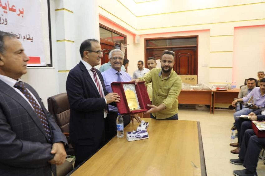 وزير الصحة الدكتور قاسم بحيبح  يكرم عددا من الأطباء في اليوم العالمي للطبيب