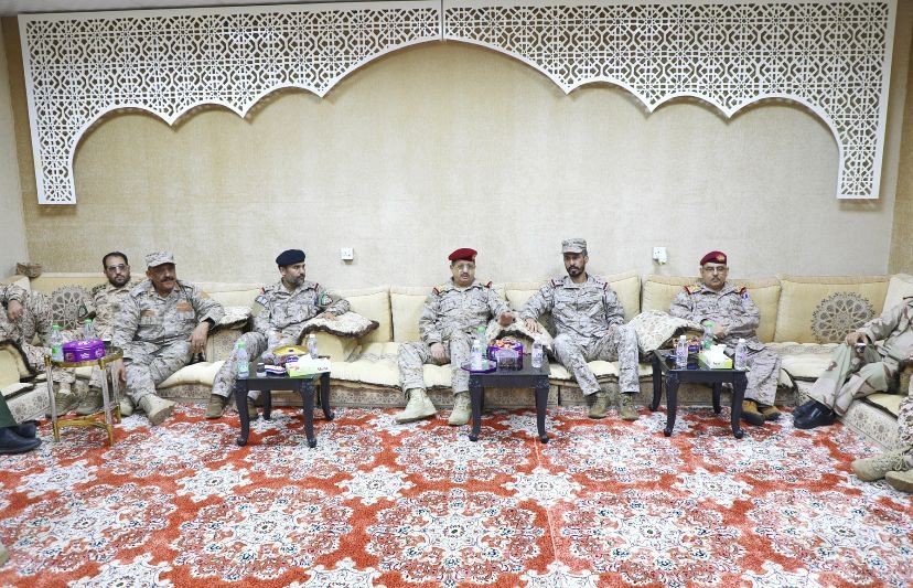 وزير الدفاع خلال الزيارة