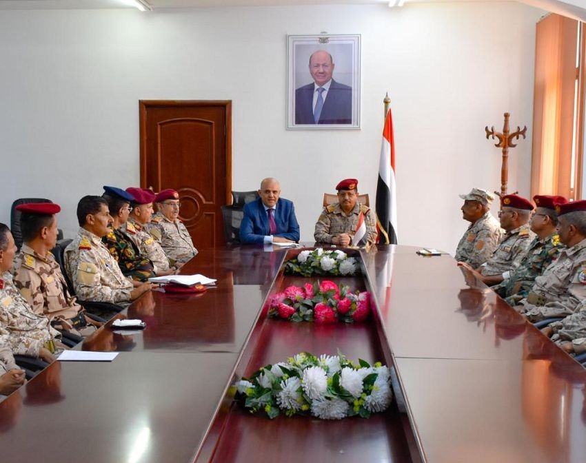 وزير الدفاع خلال الاجتماع