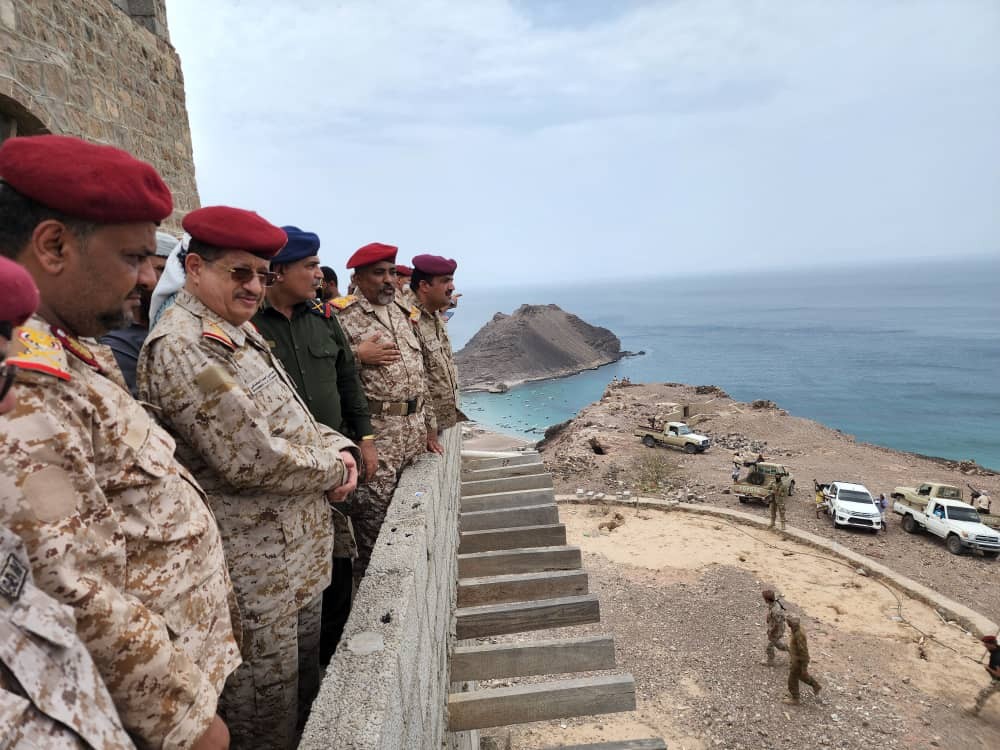 وزير الدفاع يتفقد الوحدات العسكرية في محور باب المندب