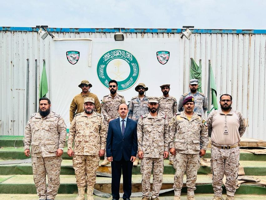 وزير الإعلام خلال الزيارة