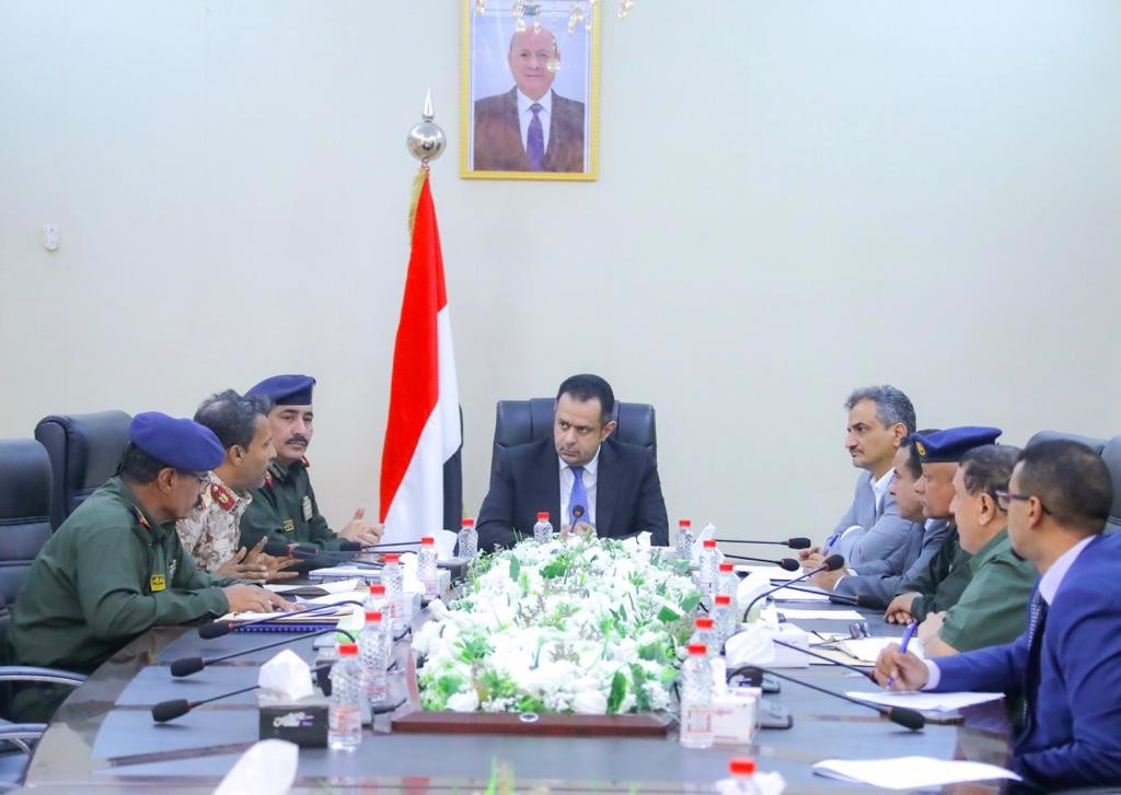 رئيس الوزراء يرأس اجتماعاً أمنياً في عدن لمناقشة مواجهة المخططات الإرهابية وتعزيز الاستقرار