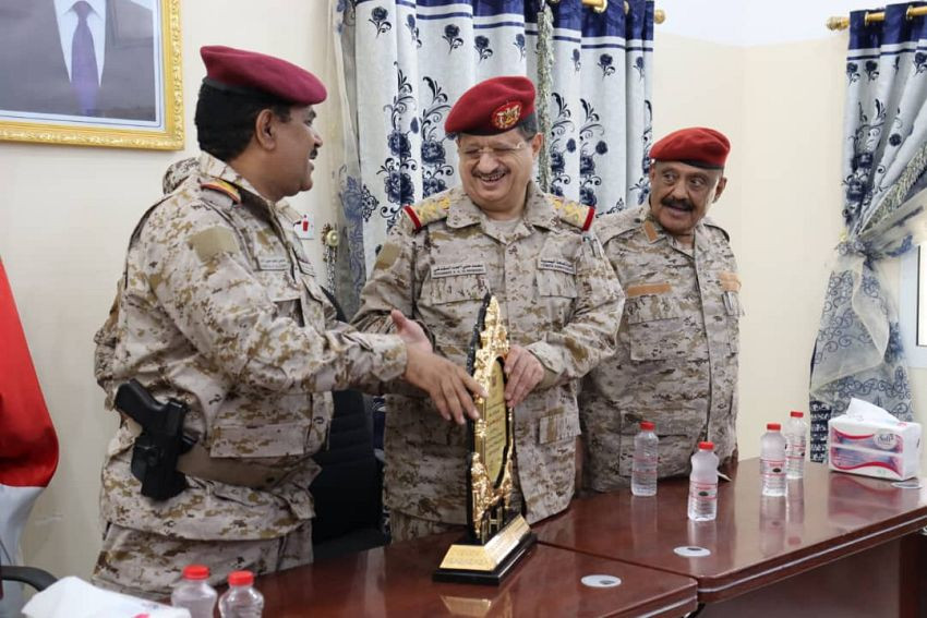 وزارة الدفاع تكرم وزيرها السابق