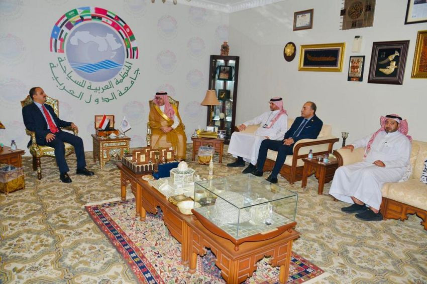 وزير الإعلام خلال اللقاء