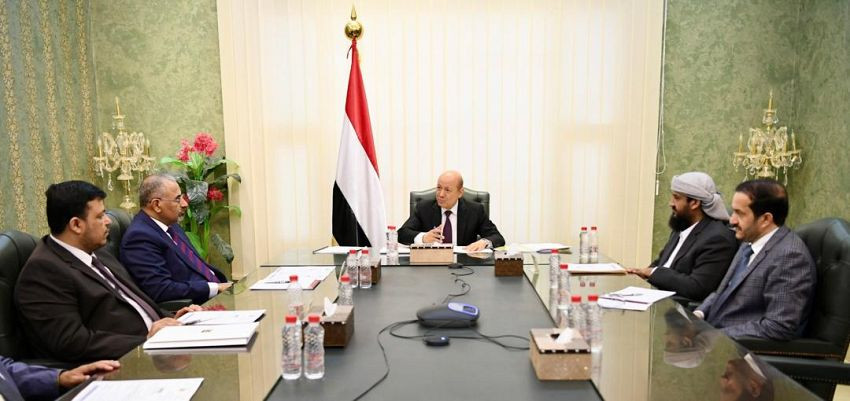 رئيس مجلس القيادة الرئاسي خلال الاجتماع