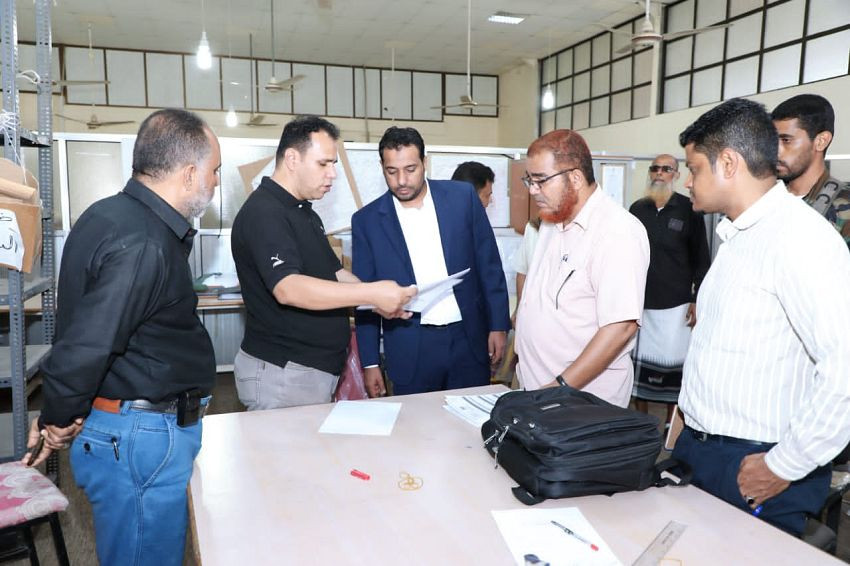 وزير التربية والتعليم خلال الزيارة