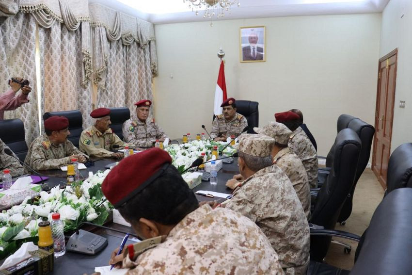 وزير الدفاع خلال الاجتماع