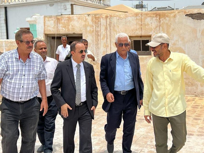 وزير الإعلام خلال الزيارة