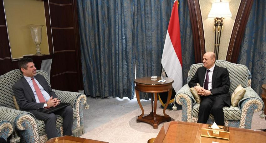 رئيس مجلس القيادة الرئاسي خلال الاجتماع