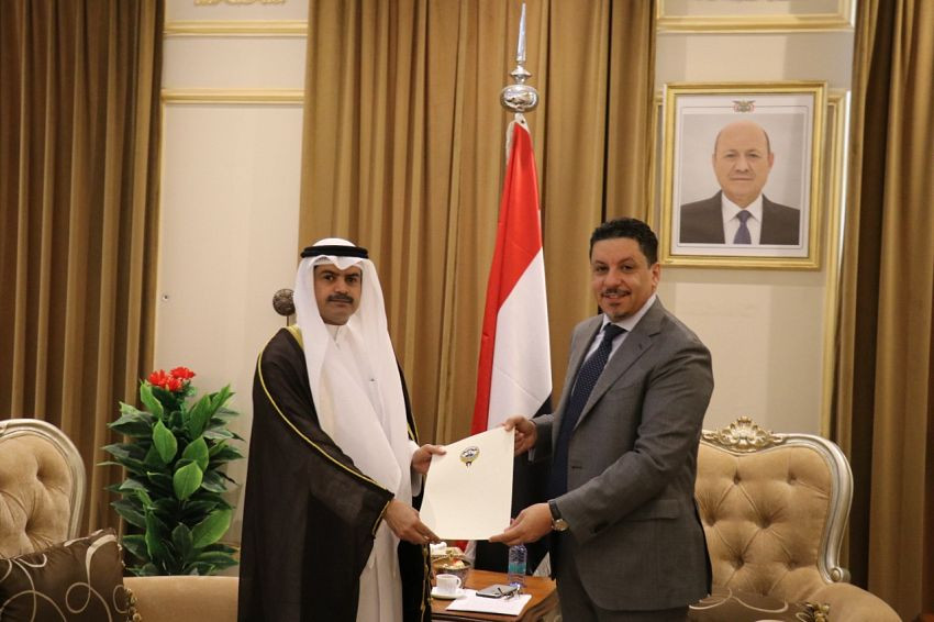 وزير الخارجية خلال التسليم