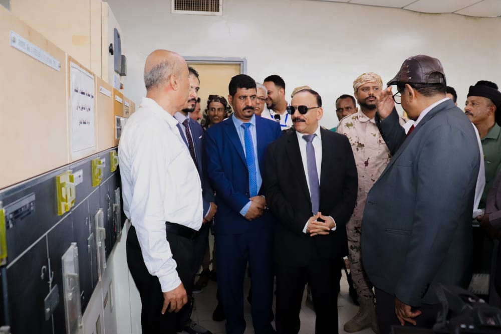 وزير النقل خلال الزيارة