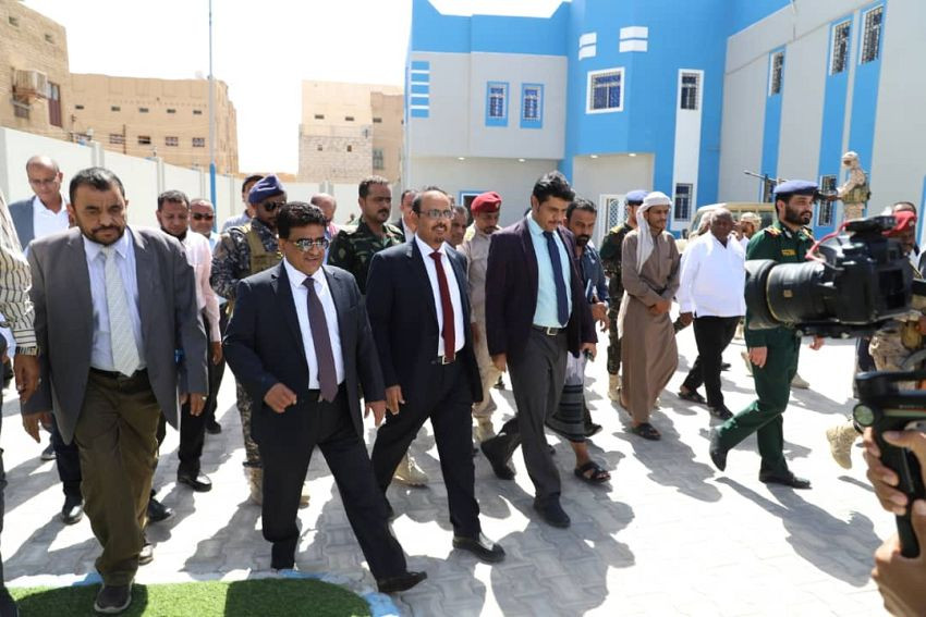 وزيرا الصحة والنفط والمعادن خلال الافتتاح