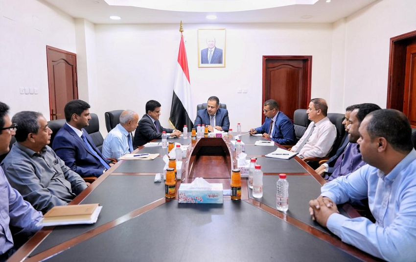 رئيس الوزراء خلال الاجتماع
