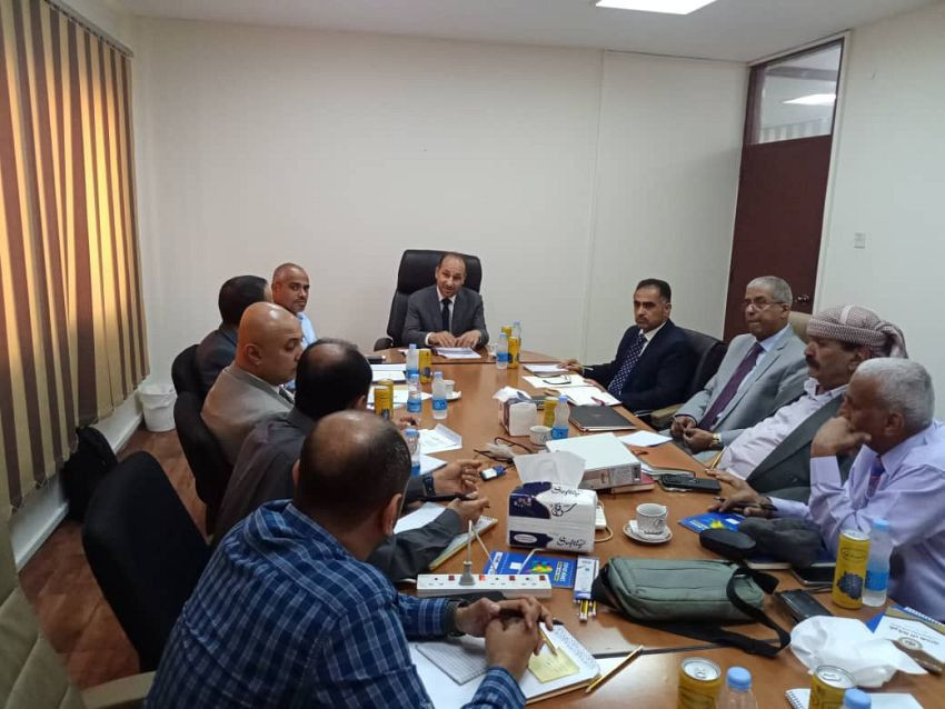 وزير الاتصالات خلال الاجتماع
