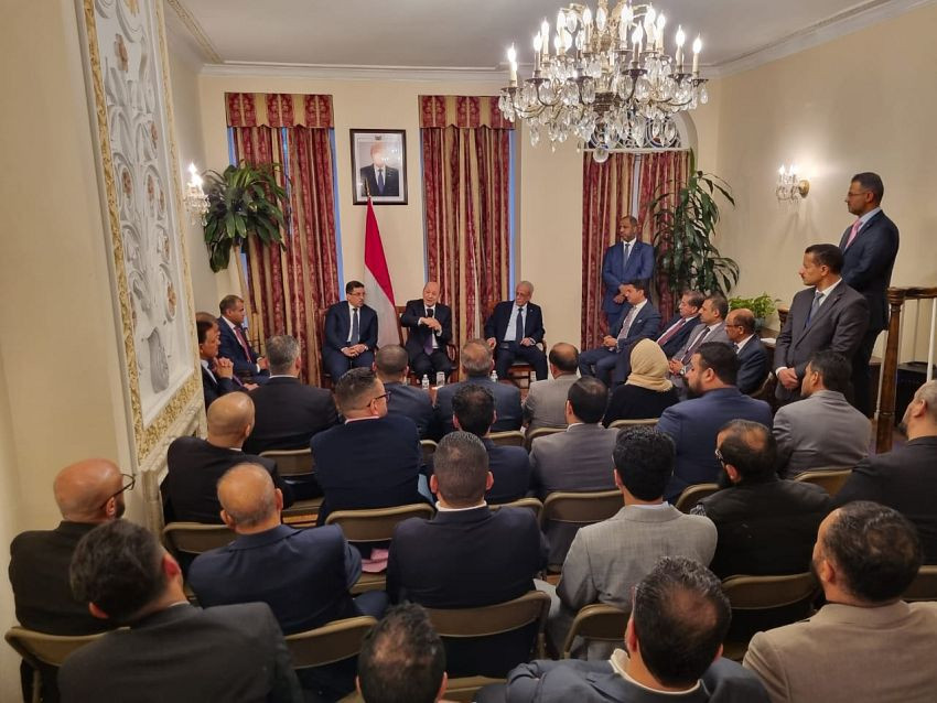رئيس مجلس القيادة الرئاسي خلال لقائه أبناء الجالية اليمنية