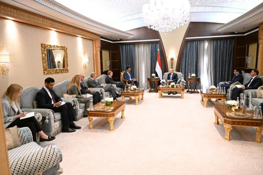 رئيس مجلس القيادة الرئاسي خلال الاجتماع