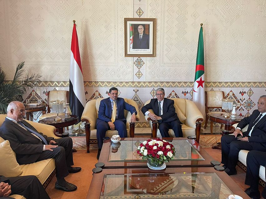 وزير الخارجية لدى وصوله الجزائر