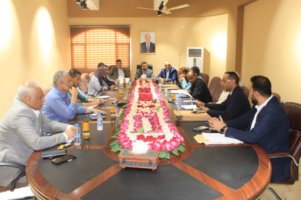 اجتماع برئاسة وزير الأشغال يناقش مستوى تنفيذ مشاريع الطرقات في عدن