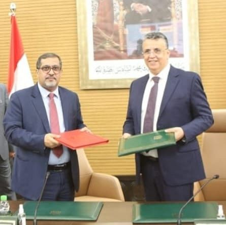 وزير العدل خلال التوقيع