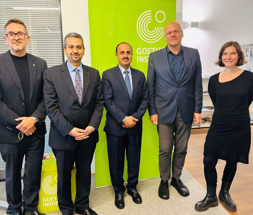 وزير الإعلام خلال اللقاء