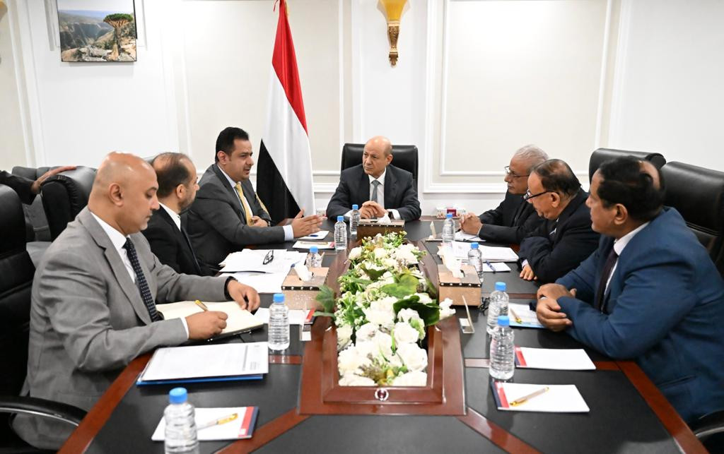 رئيس مجلس القيادة الرئاسي يرأس اجتماعاً حكومياً مصغراً