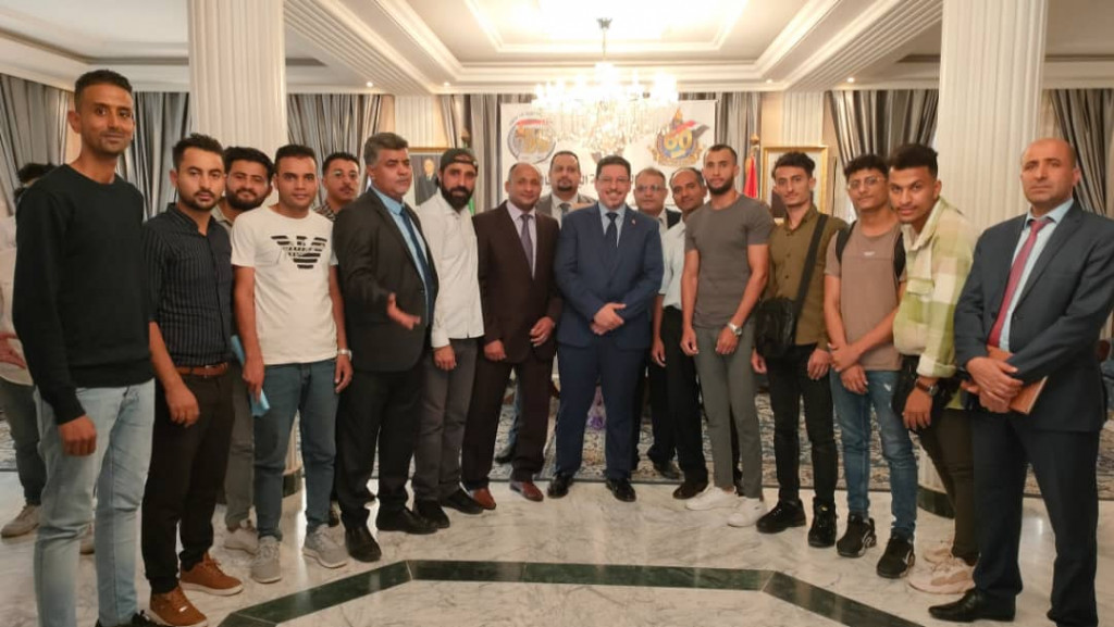وزير الخارجية يلتقي عدداً من أبناء الجالية اليمنية والطلاب الدارسين في الجزائر