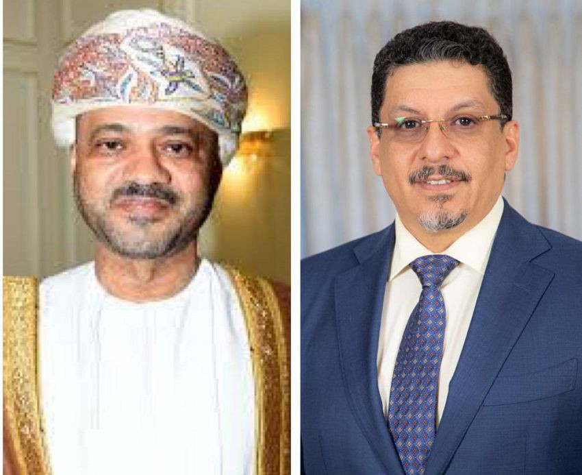 وزير الخارجية مع نظيره العماني