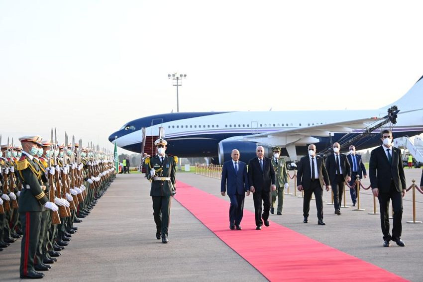 رئيس مجلس القيادة الرئاسي لحظة وصوله الجزائر