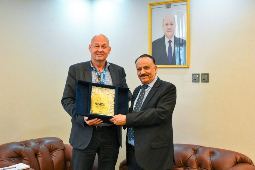 وزير النقل خلال التكريم