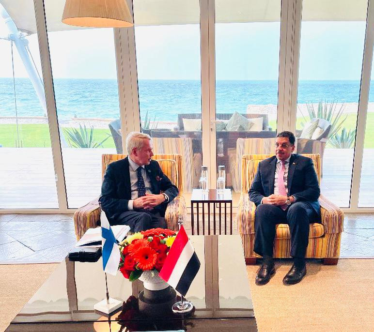 وزير الخارجية يناقش مع نظيره الفنلندي تطورات الأوضاع في اليمن