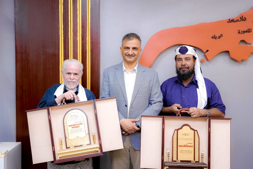 وزير الدولة محافظ عدن أحمد الملس خلال التكريم