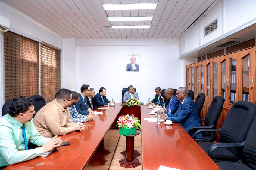 وزير الدولة أحمد الملس خلال اللقاء