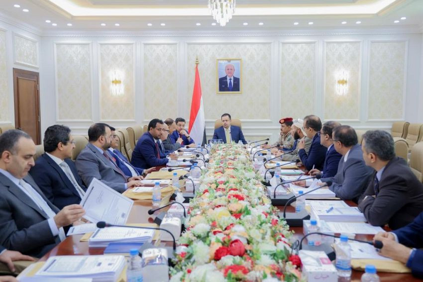 رئيس الوزراء خلال الاجتماع