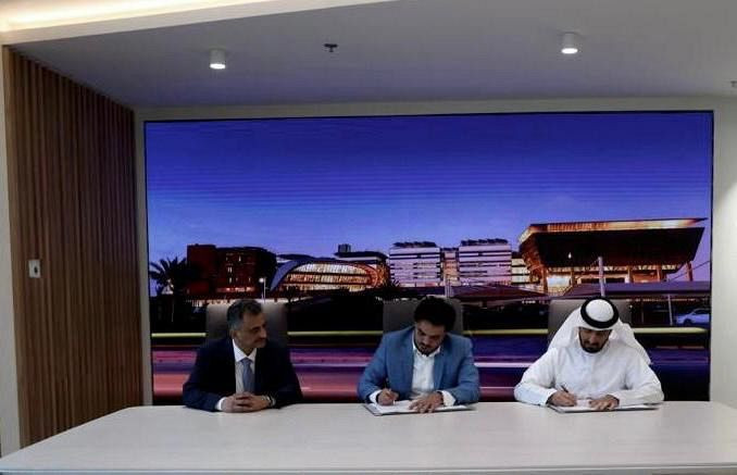 وزير الكهرباء خلال التوقيع