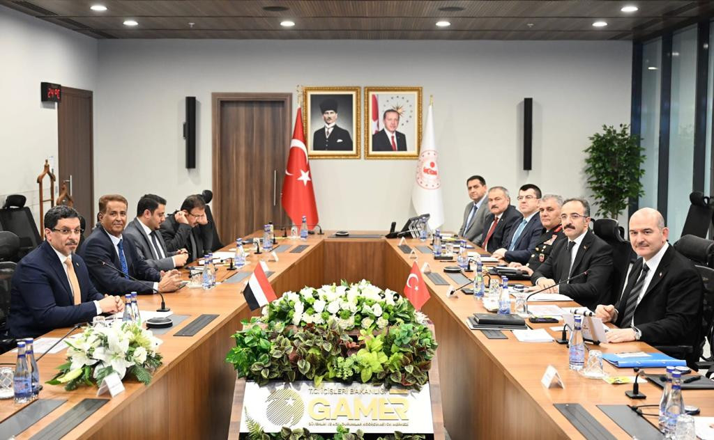 وزير الخارجية يبحث مع وزير الداخلية التركي تعزيز العلاقات والعمل بالاتفاقيات بين البلدين