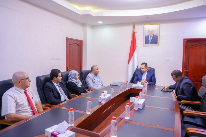 رئيس الوزراء خلال الاجتماع