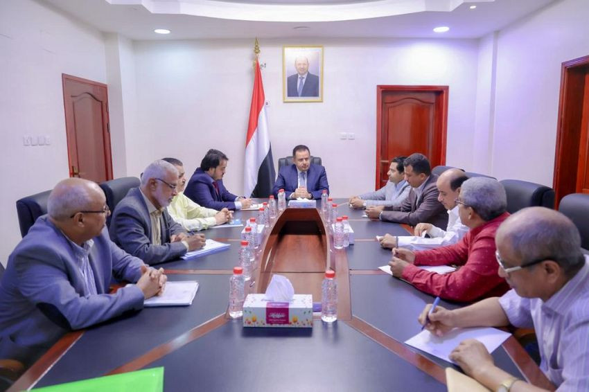 رئيس الوزراء خلال الاجتماع